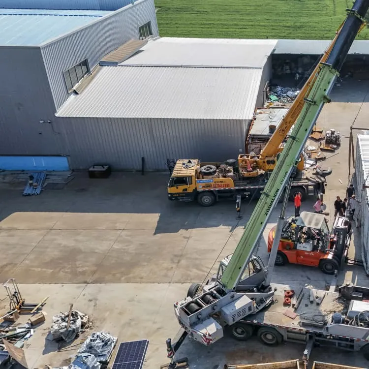 What is the capacity of the battery compartment in the energy storage container 